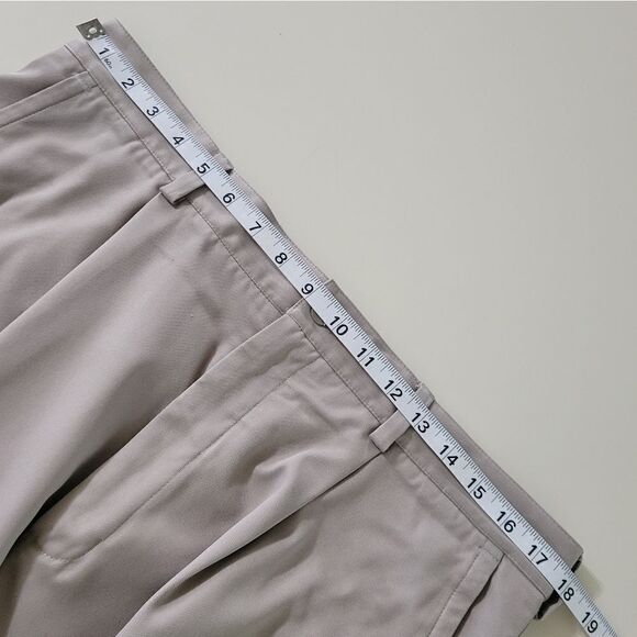 Nike Men's Taupe Pleated Golf Shorts - Picture 3 of 14